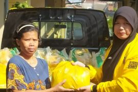 HJKS ke-730, Golkar bagikan ratusan paket sembako ke warga Surabaya