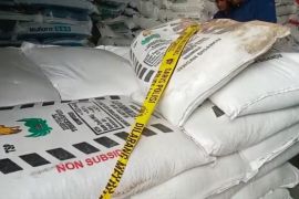Polda Sumbar sita 147 ton pupuk diduga palsu