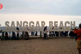 Pemilir padati wisata Pantai Sanggar pada puncak arus mudik