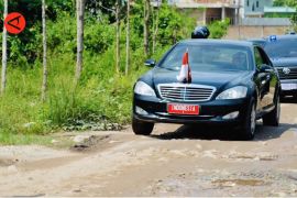 Saat Presiden Jokowi melewati jalan rusak dan berlumpur di Lampung