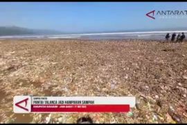 Pantai talanca jadi hamparan sampah