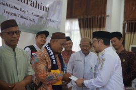 Bupati Bangka Tengah serahkan uang saku bagi 114 calon haji