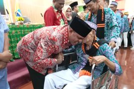 Bupati Manokwari lepas 175 calon haji ke Embarkasi Makassar