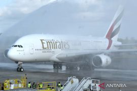 Penerbangan komersil Emirates Airbus A380 mendarat perdana di Pulau Bali