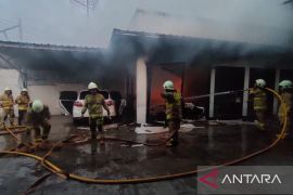 Sebuah bengkel mobil  di Kembangan terbakar akibat arus pendek