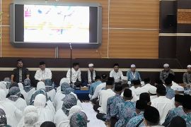 SKK Migas-PetroChina serahkan bantuan perlengkapan haji di Tanjabbar