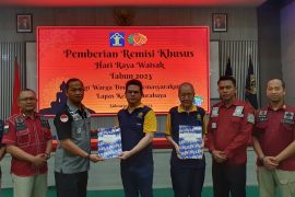 Sebanyak 25 narapidana buddhis di Jatim terima remisi khusus Waisak