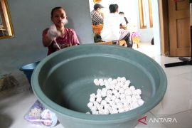 Produksi jajanan tradisional brondong ketan