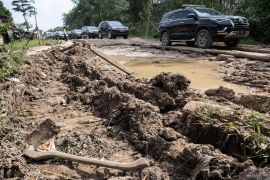 Jalan di Kecamatan Cengal OKI Rusak Parah Page 1 Small