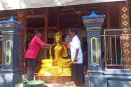 Umat Budha Ponorogo gelar ritual "mandi rupang budhha"