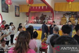 Umat Vihara Buddhis Svakha Sungailiat mandikan Rupang Buddha