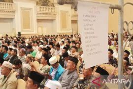 Gubernur Khofifah tuntaskan penyaluran tunjangan kehormatan imam masjid