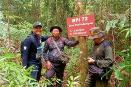 BKSDA Bengkulu memasang penanda batas blok pengelolaan TWA Danau Tes