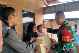 Dansatgas TMMD ke 116 di Tarakan Berbagi Sembako