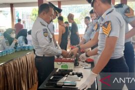 Petugas geledah kamar hunian WBP Lapas Padang