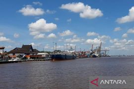 Neraca perdagangan Kalbar Januari-April 2023 surplus