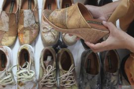 Produksi sepatu kulit ecoprint di Malang