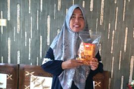 Berkah keripik cabe Nurul Fatiha hasil binaan Apical Group di Dumai