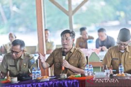 Bangka Barat mengajak kades atasi stunting dan ODF