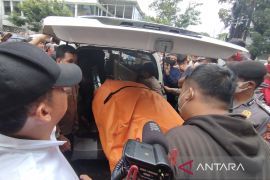 Polisi evakuasi mayat terbungkus plastik di Cijerah Bandung