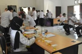 130 kepala desa dan ASN kecamatan se-Tanah Laut jalani tes urine