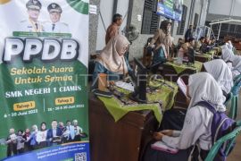 Disdukcapil Cirebon tak bisa larang perpindahan KK jelang PPDB