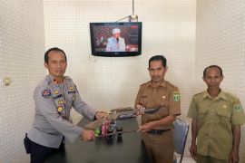 Kades Wirang Serahkan senpi rakitan ke Polres Tabalong