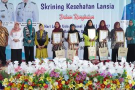 Peringati Hari Lanjut Usia, LKC Dompet Dhuafa Jawa Timur-Pemkab Gresik gelar fashion show