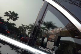 Kaca film hitam pekat belum tentu efektif untuk tolak panas