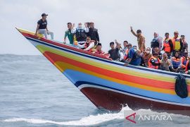Gubernur Khofifah ajak masyarakat jaga keseimbangan ekosistem laut