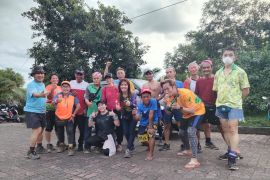 Pertamina dan komunitas warga bersih-bersih pantai Balikpapan