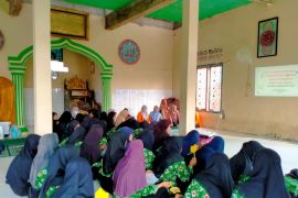 Dosen-mahasiswa Unja gelar edukasi kesehatan pada siswi ponpes