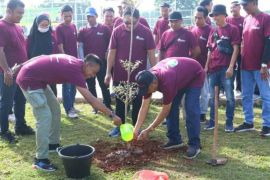 DPRKPLH Tanah Laut tanam pohon dan bersih- bersih di RTH Brigjen Hasan Basri