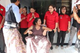 K3S Denpasar bantu lansia beri kursi roda