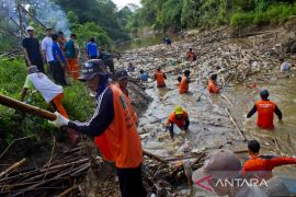 Satu ton lebih sampah di sungai Barabai diangkut DLHP HST