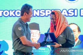 Ministry awards three inspiring figures for blue economy development