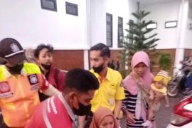 Petugas KA komuter bantu ibu yang melahirkan di kereta api