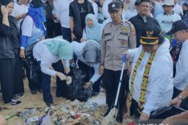 Menteri LHK ikut bakti sosial bersih sampah  di pantai Balikpapan