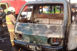 Sebuah mobil terbakar akibat arus pendek di Jakarta