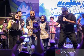 "Mendung Tanpo Udan" buat Wali Kota Surabaya joget di panggung