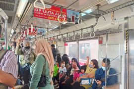 KCI masih wajibkan penumpang KRL memakai masker selama perjalanan