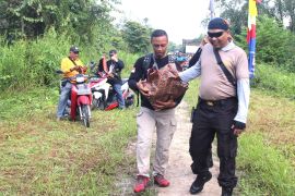 Momen Hari Bhayangkara Ke-77, Wakapolda Kaltara kerja bakti bersama warga Desa Sepunggur