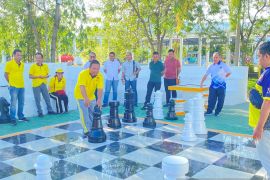 Bupati Gorontalo Utara menggelar turnamen catur raksasa