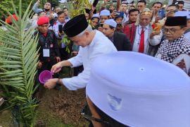 Datang ke Ponpes Al-Kautsar Al-Akbar, Ganjar tanam pohon kurma