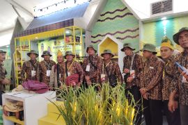 Peserta Banjarmasin seksama ikuti Penas tani nelayan di  Padang