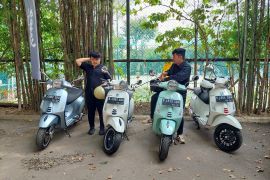 Bergaya dengan Vespa GTS, punya tiga varian