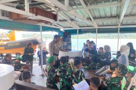 Ditpolairud Maluku tingkatkan minat baca anak lewat perpustakaan  apung