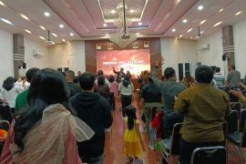 Jemaat GEKI ibadah di dalam kantor Wali Kota Medan