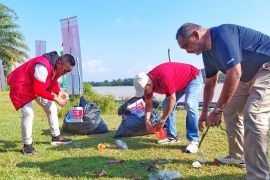 RAPP dan DLH Pelalawan bersih-bersih sampah plastik di Kuala Terusan