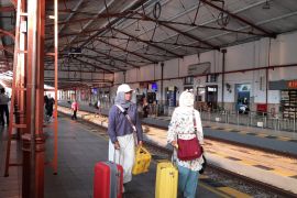 Daop 7 Madiun perbolehkan pelanggan naik KA tanpa masker